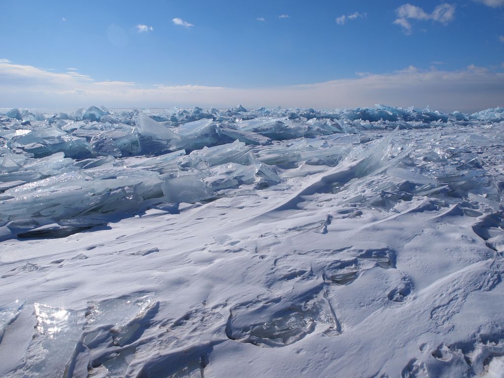 Зимний лед Байкала